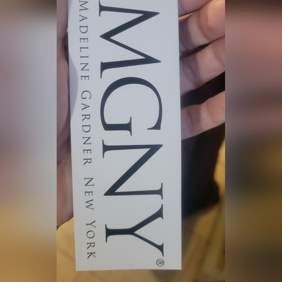 Elegant Lace Evening Gown in Deep Burgundy - Picture 5 of 7